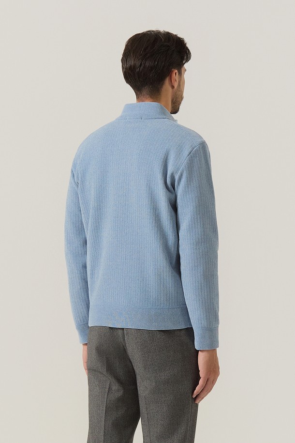 부드러운 셔닐 소재와 융본딩 안감으로 따뜻함을 더한 남성용 셔닐 융본딩 반짚업 니트입니다. 베이직한 디자인에 레귤러 핏으로 제작되어 출근룩이나 비즈니스 캐주얼 스타일에도 잘 어울립니다. 가을, 겨울 시즌에 활용하기 좋으며, 클래식, 미니멀, 캐주얼 등 다양한 스타일을 연출할 수 있습니다. 블루 컬러와 긴 소매, 반짚업 네크라인이 특징이며, 무지 패턴으로 깔끔함을 더했습니다. AM0FTSE45141 제품으로, 편안한 착용감을 선사합니다.
