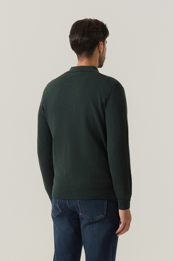 울 100% 앞판 조직 티에리 니트 그린 (AM0FTSY40222)은 가을과 겨울, 당신의 스타일을 책임질 남성용 폴로넥 니트입니다. 베이직하고 클래식한 무드를 살린 레귤러핏 디자인으로, 출근룩, 비즈니스 캐주얼, 모임룩 등 다양한 TPO에 활용할 수 있습니다. 부드러운 촉감의 울 100% 소재로 제작되어 따뜻함과 편안함을 동시에 선사하며, 두꺼운 두께감으로 겨울철에도 든든하게 착용 가능합니다. 긴 소매와 무지 패턴이 어떠한 스타일에도 잘 어울리는 미니멀하고 클래식한 매력을 더합니다.
