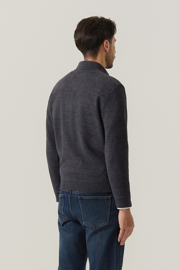 **융본딩 부클 반짚업 니트 차콜 (AMSFTSE40138)**는 부드러운 부클 소재로 제작되어 포근한 착용감을 선사합니다. 차콜 컬러의 무지 디자인에 레귤러 핏, 하프넥, 긴 소매 기장으로 베이직하면서도 캐주얼한 스타일을 연출합니다. 안감 융본딩 처리와 두꺼운 두께감으로 가을, 겨울철 따뜻하게 입을 수 있으며, 출근룩과 모임룩에 활용하기 좋습니다. 반집업 디테일로 포인트를 더해 캐주얼, 클래식, 미니멀 스타일을 모두 소화할 수 있는 활용도 높은 니트입니다.
