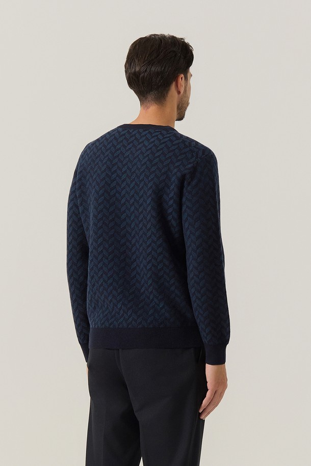 **자카드 조직 라운드 니트 네이비 (AM0FTSR45249)**는 가을과 겨울에 어울리는 남성용 라운드넥 니트입니다. 베이직하고 클래식한 스타일로, 출근룩, 비즈니스 캐주얼, 모임룩 등 다양한 TPO에 활용 가능합니다. 울과 아크릴 혼방의 부드러운 촉감과 두꺼운 두께감으로 따뜻함을 선사하며, 레귤러핏으로 편안하게 착용할 수 있습니다. 자카드 패턴 조직으로 은은한 포인트를 더했으며, 긴 소매 기장으로 디자인되었습니다. 미니멀하고 클래식한 스타일을 연출하기에 좋습니다.
