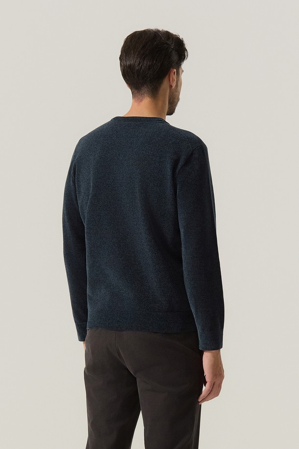 **셔닐 라운드 니트 D/그린 (AMSFTSR40123)**

부드러운 셔닐 소재로 제작되어 포근한 착용감을 선사하는 남성용 라운드넥 니트입니다. 다크 그린 컬러의 무지 디자인으로 미니멀하고 클래식한 스타일을 연출합니다. 가을, 겨울 시즌에 적합하며, 두꺼운 두께감과 보온성으로 따뜻하게 착용할 수 있습니다. 레귤러핏으로 제작되어 편안한 활동성을 제공하며, 일상복으로 활용하기 좋습니다. 긴 소매 기장으로 답답함 없이 안정감 있는 핏을 선사합니다.
