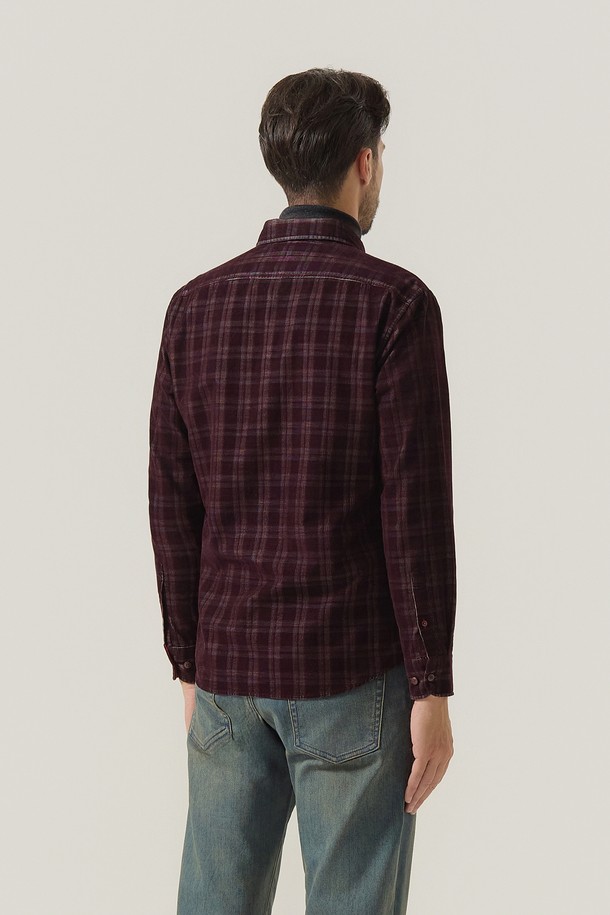 따뜻하고 부드러운 코듀로이 소재의 체크 패턴 셔츠입니다. 가을, 겨울 시즌에 어울리는 두꺼운 두께감으로 포근하게 착용할 수 있습니다. 와인 컬러의 체크 패턴이 캐주얼하면서도 베이직한 무드를 연출합니다. 레귤러핏과 카라넥 디자인으로, 출근룩이나 데이트룩 등 다양한 TPO에 활용 가능합니다. 긴 소매 기장으로 보온성을 높였으며, 부드러운 촉감이 특징입니다.
