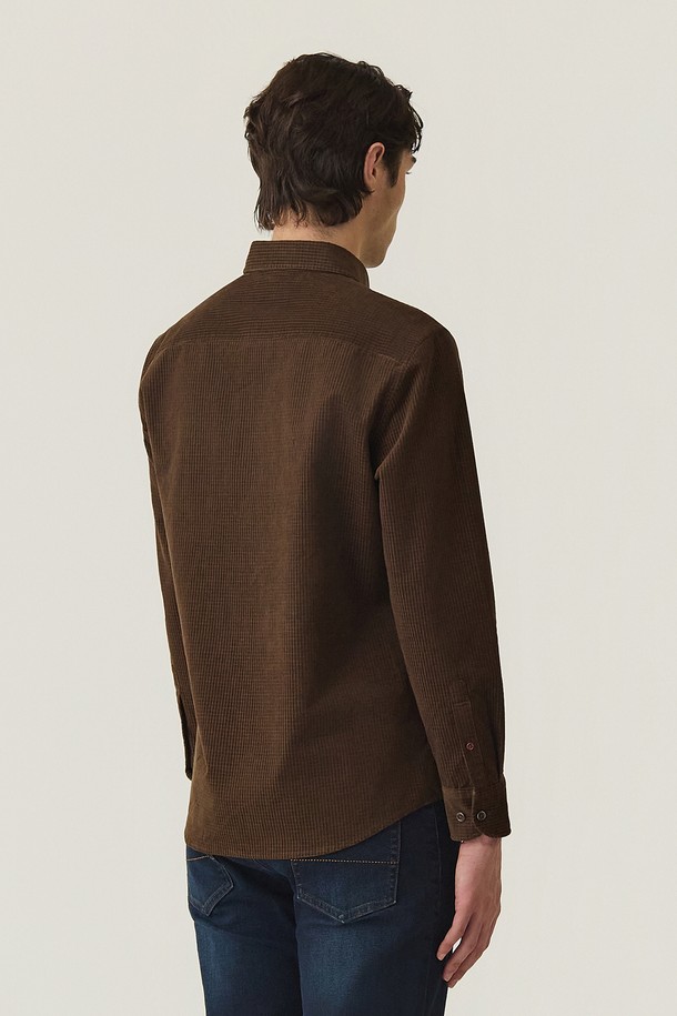**투톤 코듀로이 스트레치 셔츠 브라운 (AM0FTWB45157)**

가을과 겨울, 당신의 품격을 더해줄 남성용 투톤 코듀로이 셔츠입니다. 부드러운 촉감의 코듀로이 소재에 스트레치 기능이 더해져 편안한 착용감을 선사합니다. 차이나칼라와 레귤러핏 디자인으로 제작되었으며, 캐주얼, 클래식, 미니멀 스타일을 소화하기 좋습니다. 출근룩 또는 비즈니스 캐주얼로 활용하여 세련된 분위기를 연출해보세요. 톤 다운된 브라운 컬러가 어떤 스타일에도 은은하게 녹아듭니다.
