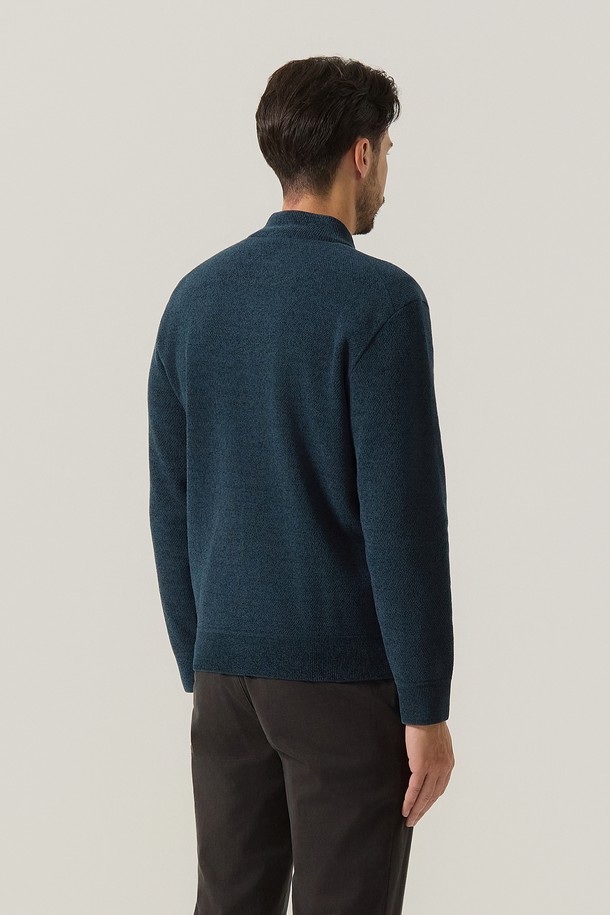 다크 그린 컬러의 융본딩 셔닐 풀짚업 가디건 (AMSFTSC40123)입니다. 부드러운 셔닐 소재에 융본딩 안감을 더해 보온성을 높였으며, 두꺼운 두께감으로 가을, 겨울 시즌에 따뜻하게 착용하기 좋습니다. 하이넥 디자인과 레귤러핏으로 제작되어 베이직하면서도 클래식, 미니멀, 캐주얼 스타일을 모두 소화할 수 있습니다. 지퍼 여밈 방식으로 편안하게 착용 가능하며, 출근룩이나 데이트룩 등 다양한 TPO에 활용할 수 있습니다. 긴소매 기장으로 어떤 스타일에도 잘 어울리는 활용도 높은 아이템입니다.
