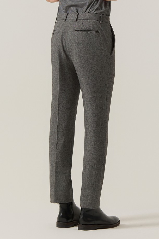 울라이크 스트레치 기모 슬랙스 팬츠 그레이 (AM0FBPS40234)는 가을, 겨울 시즌에 착용하기 좋은 남성용 슬랙스입니다. 베이직하고 클래식한 스타일로, 출근룩, 비즈니스 캐주얼, 모임룩에 적합합니다. 레귤러핏 스트레이트 핏으로 제작되었으며, 겉감은 부드러운 촉감의 기모 소재로, 안감 또한 기모 처리되어 보온성을 높였습니다. 무지 디자인에 긴 기장으로, 미니멀, 캐주얼 스타일을 연출하기 좋습니다. 신축성이 있어 편안한 착용감을 제공합니다.
