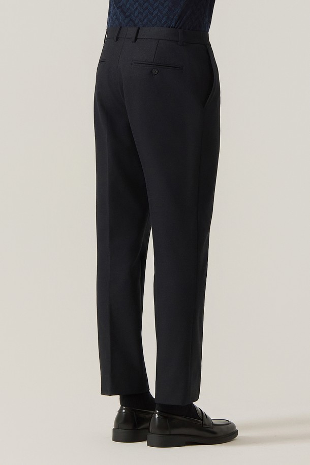 네이비 컬러의 투톤 프린트 디자인이 돋보이는 남성용 울라이크 슬랙스 팬츠입니다. 가을과 겨울에 착용하기 좋은 두꺼운 두께감으로, 부드러운 촉감이 특징입니다. 클래식하고 베이직한 스타일로, 레귤러핏으로 제작되어 편안한 착용감을 선사합니다. 오피스룩, 비즈니스 캐주얼, 출근룩 등 다양한 TPO에 활용하기 좋으며, 미니멀하고 시크한 스타일을 연출하기에 적합합니다. 울라이크 소재 특유의 고급스러운 분위기를 자아내며, 투톤 프린트 디자인이 세련된 포인트를 더합니다.
