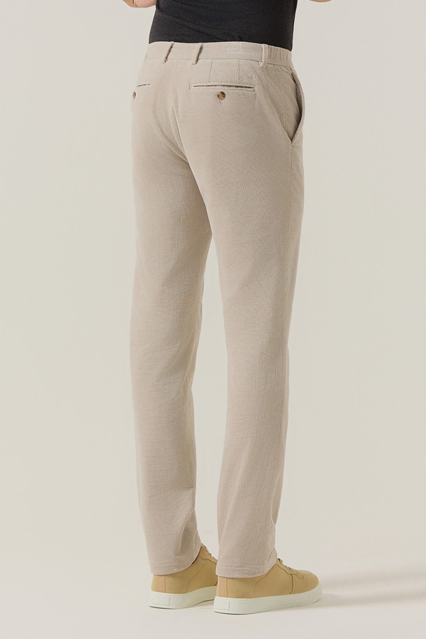 **코듀로이 발열 슬림핏 기모 팬츠 L/그레이 (AM0FBPC45432)**는 부드러운 촉감의 코듀로이 소재로 제작되어 가을과 겨울철에 따뜻하게 입을 수 있는 남성용 긴바지입니다. 베이직하고 캐주얼한 스타일로, 슬림핏 디자인이 돋보이며, 안감 기모 처리로 보온성을 높였습니다. 발열 기능이 더해져 추운 날씨에도 쾌적하게 착용 가능하며, 출근룩이나 비즈니스 캐주얼에도 잘 어울립니다. 클래식, 미니멀 스타일을 선호하는 분들께 추천합니다.
