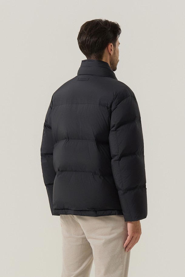 **퀼팅 아카이브테크 점퍼 차콜 (AM0FOAO45138)**는 겨울철 남성 캐주얼 스타일을 위한 필수 아이템입니다. 립스탑 소재를 사용하여 가볍지만 두꺼운 두께감으로 뛰어난 보온성을 제공하며, 머스크비 다운 충전재가 내장되어 더욱 따뜻합니다. 차콜 컬러의 오버핏 디자인에 퀼팅 패턴이 돋보이며, 버튼 여밈 방식으로 편안하게 착용할 수 있습니다. 방풍 기능과 내장된 바람막이 후드로 변덕스러운 날씨에도 끄떡없으며, 일상생활에서 미니멀, 고프코어 스타일을 연출하기 좋습니다.
