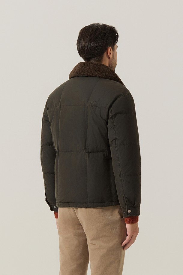 피그 왁스 워싱 다운 점퍼 차콜 (AM0FOJO45238)은 남성용 다운 점퍼입니다. 캐주얼 및 미니멀 스타일을 지향하며, 겨울철 일상과 출근룩에 적합합니다. 톤 다운된 차콜 컬러에 워싱 가공과 크랙 텍스처를 더해 빈티지한 멋을 살렸습니다. 두꺼운 두께감과 오버핏으로 제작되어 보온성을 높였으며, 집업 스타일로 간편하게 착용 가능합니다. 나일론 소재와 패딩 안감으로 제작되어 편안한 착용감을 제공합니다.
