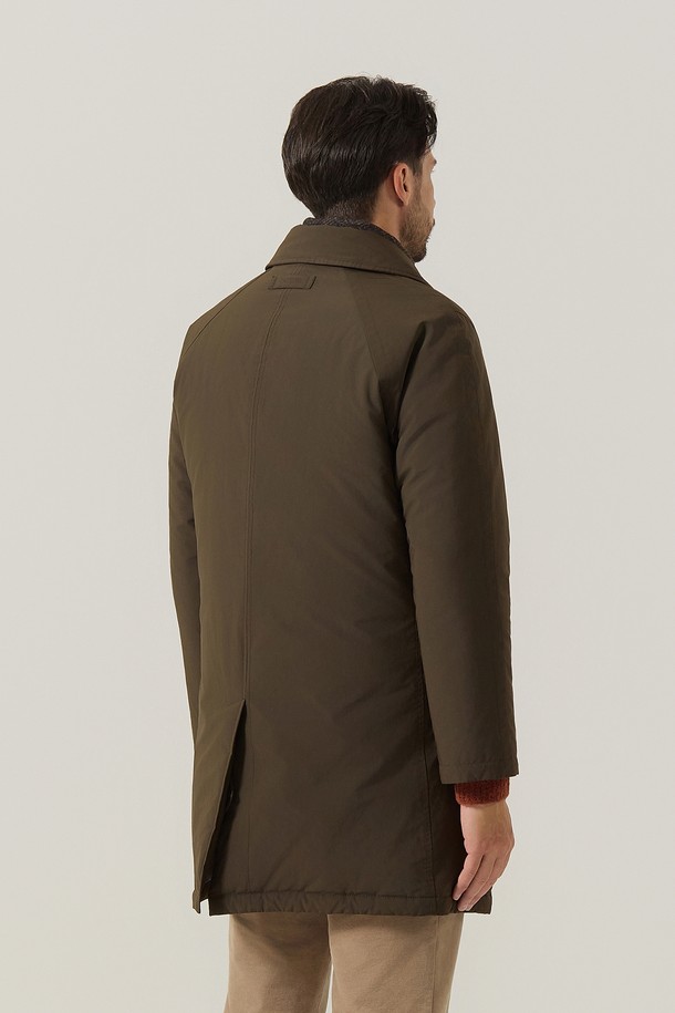 3WAY 파일럿 코트 D/카키(AM0FOCO45127)는 남성용 아우터로, 다크 카키 색상의 캐주얼하고 밀리터리 스타일을 연출합니다. 겨울철 보온성을 책임지는 두꺼운 두께의 무지 패턴 코트로, 오버핏으로 제작되었습니다. 나일론과 울 소재로 제작되어 3WAY 기능(구스다운 충전재 사용, 내피 분리 가능)을 갖춰 실용성을 높였습니다. 출근룩과 같은 TPO는 물론, 캐주얼, 클래식, 미니멀 스타일 모두 소화 가능한 활용도 높은 아이템입니다.
