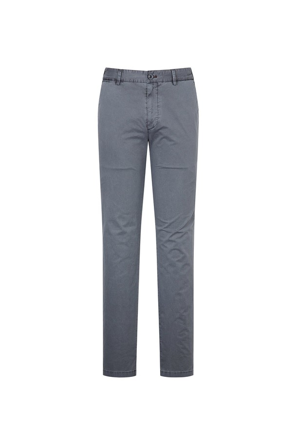 AM0FBPC25243 슬림핏 면스판 다잉 팬츠는 캐주얼과 미니멀 스타일을 추구하는 남성을 위한 사계절용 슬림핏 긴 바지입니다. 부드러운 촉감의 면스판 소재에 가먼트 다잉 공법을 적용하여 자연스러운 블루 컬러와 독특한 패턴을 연출하며, 신축성 있는 소재로 편안한 착용감을 제공합니다. 데이트룩, 출근룩 등 다양한 TPO에 활용 가능하며, 커스텀 길이 조절이 가능하여 완벽한 핏을 선사합니다.
