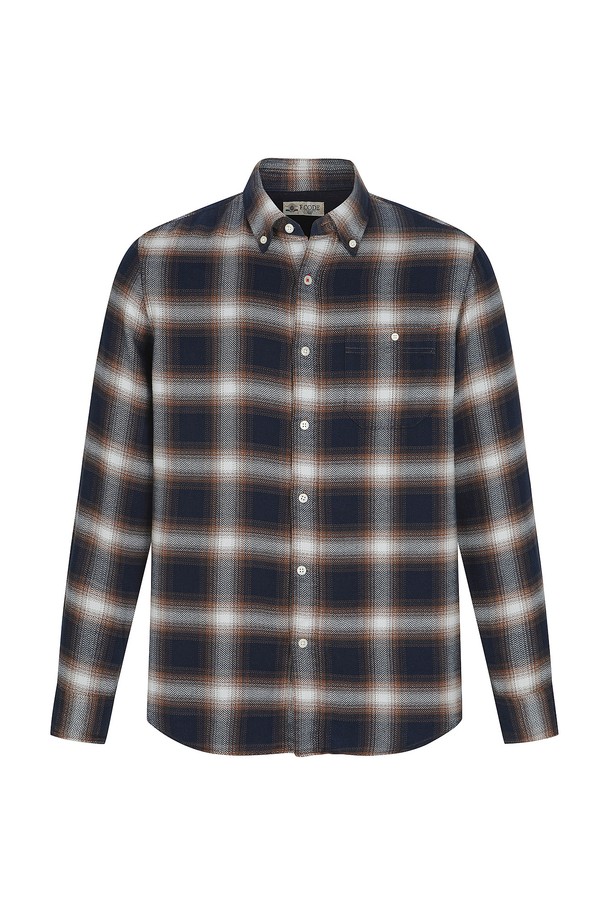 다크블루 컬러의 헤링본 조직 체크 셔츠입니다. 가을, 겨울 시즌에 적합하며, 캐주얼 스타일을 연출하기 좋습니다. 은은하게 짜여진 박체크 패턴과 부드러운 기모 소재로 포근한 착용감을 선사합니다. 레귤러핏과 차이나칼라 디자인으로 세련된 분위기를 더하며, 데일리룩, 데이트룩, 카페룩 등 다양한 TPO에 활용하기 좋습니다. 긴 소매 기장의 셔츠로, 캐주얼, 클래식, 미니멀 스타일을 즐겨 입는 남성분들께 추천합니다.
