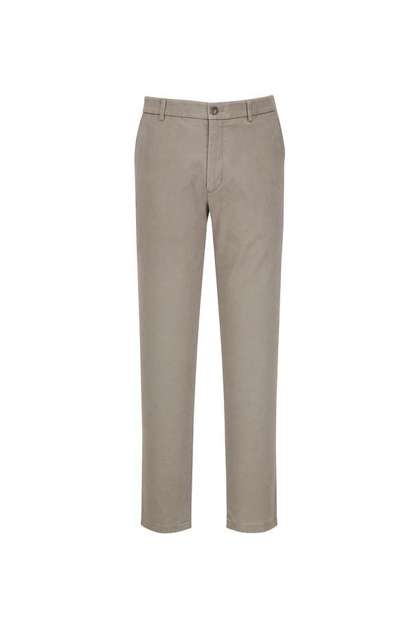 코튼 스트레치 카치온워싱 치노 팬츠 베이지 (AM0FBPC35153)는 부드러운 촉감과 슬림핏으로 편안함과 스타일을 동시에 잡은 남성용 치노 팬츠입니다. 면과 스판덱스 혼방의 스트레치 소재에 카치온워싱 및 바이오워싱 가공을 더하여 뛰어난 착용감과 내구성을 자랑합니다. 봄, 여름, 가을 시즌에 활용하기 좋으며, 베이직하고 캐주얼한 스타일로 데이트룩, 카페룩 등 다양한 TPO에 매치하기 좋습니다. 무지 디자인에 긴 기장으로 미니멀하고 클래식한 분위기를 연출하며, 어떤 상의와도 손쉽게 코디할 수 있습니다.
