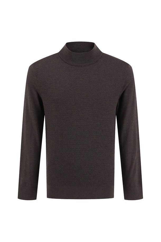 울 100% 앞판 조직 하프 터틀 니트 D/브라운 (AM0FTST40258)는 가을과 겨울, 출근룩과 비즈니스 캐주얼에 적합한 남성용 니트입니다. 다크브라운 색상의 레귤러핏으로, 베이직하고 클래식한 분위기를 연출합니다. 하프넥 터틀넥 디자인으로 보온성을 높였으며, 부드러운 촉감의 두꺼운 울 소재를 사용하여 고급스러움을 더했습니다. 미니멀한 스타일을 선호하는 분들께 추천하며, 긴 소매 기장과 무지 패턴으로 다양한 하의와 매치하기 용이합니다.
