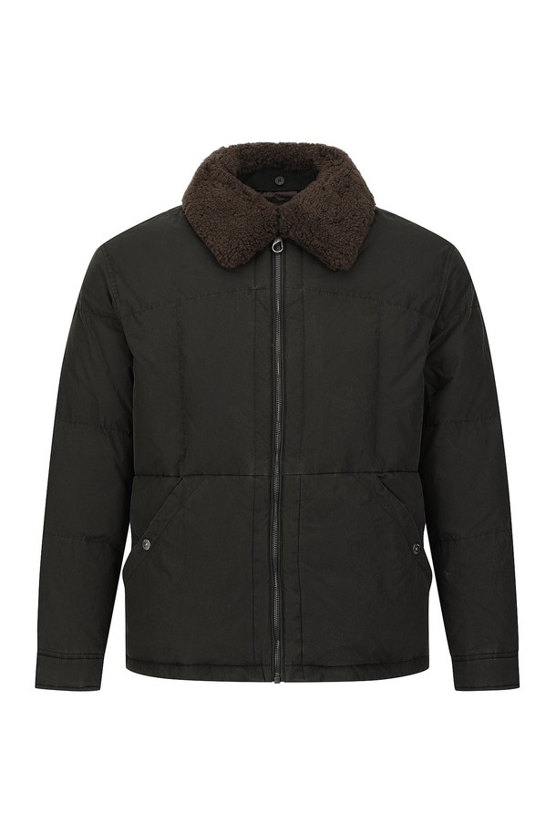 피그 왁스 워싱 다운 점퍼 차콜 (AM0FOJO45238)은 남성용 다운 점퍼입니다. 캐주얼 및 미니멀 스타일을 지향하며, 겨울철 일상과 출근룩에 적합합니다. 톤 다운된 차콜 컬러에 워싱 가공과 크랙 텍스처를 더해 빈티지한 멋을 살렸습니다. 두꺼운 두께감과 오버핏으로 제작되어 보온성을 높였으며, 집업 스타일로 간편하게 착용 가능합니다. 나일론 소재와 패딩 안감으로 제작되어 편안한 착용감을 제공합니다.
