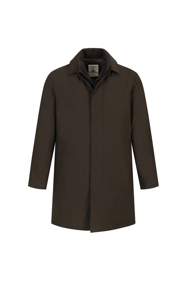 3WAY 파일럿 코트 D/카키(AM0FOCO45127)는 남성용 아우터로, 다크 카키 색상의 캐주얼하고 밀리터리 스타일을 연출합니다. 겨울철 보온성을 책임지는 두꺼운 두께의 무지 패턴 코트로, 오버핏으로 제작되었습니다. 나일론과 울 소재로 제작되어 3WAY 기능(구스다운 충전재 사용, 내피 분리 가능)을 갖춰 실용성을 높였습니다. 출근룩과 같은 TPO는 물론, 캐주얼, 클래식, 미니멀 스타일 모두 소화 가능한 활용도 높은 아이템입니다.
