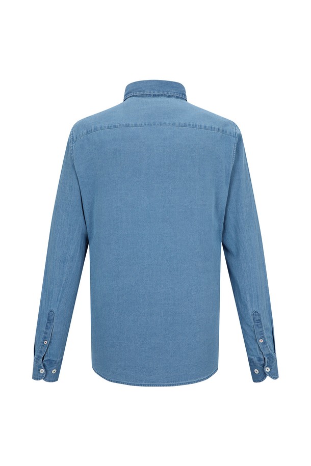 인디고 셔츠 블루 (AM0FTWB15243)는 부드러운 촉감의 면 소재로 제작되어 봄, 여름, 가을 계절에 착용하기 좋은 긴소매 셔츠입니다. 캐주얼하고 베이직한 스타일로, 데이트룩이나 카페룩에 잘 어울리며 루즈핏과 카라 디자인으로 편안함을 더했습니다. 인디고 염색과 데님워싱 가공, 도비 원단으로 은은한 텍스처를 살린 무지 셔츠입니다.
