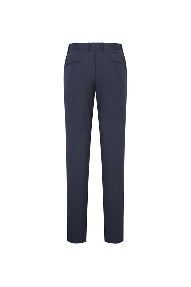 네이비 컬러의 컴포트핏 투톤조직 슬랙스입니다. 주름 방지 기능과 부드러운 촉감의 폴리에스테르, 나일론 혼방 소재로 제작되어 편안한 착용감을 선사합니다. 출근룩, 비즈니스 캐주얼은 물론, 미니멀하고 클래식한 스타일 연출에도 용이한 사계절용 슬랙스입니다.
