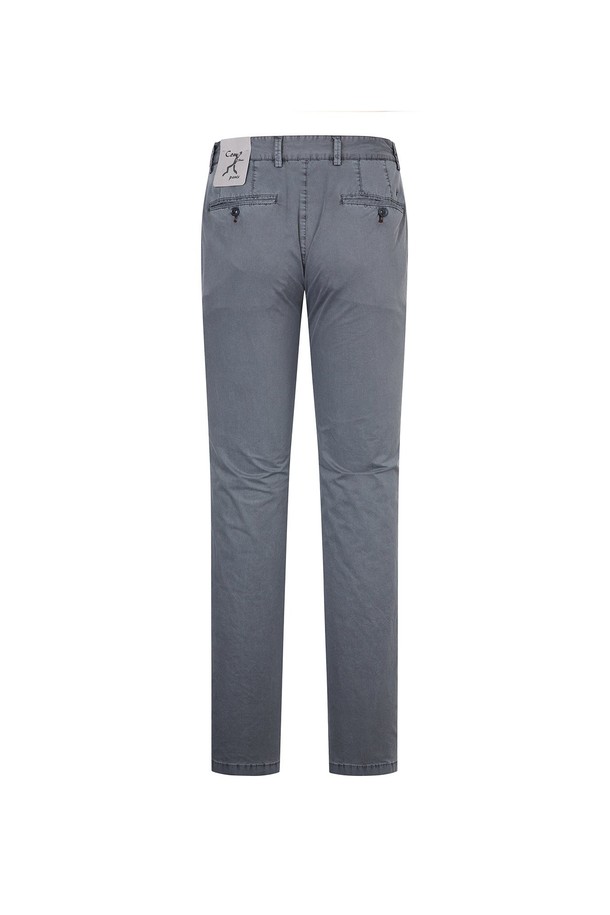 AM0FBPC25243 슬림핏 면스판 다잉 팬츠는 캐주얼과 미니멀 스타일을 추구하는 남성을 위한 사계절용 슬림핏 긴 바지입니다. 부드러운 촉감의 면스판 소재에 가먼트 다잉 공법을 적용하여 자연스러운 블루 컬러와 독특한 패턴을 연출하며, 신축성 있는 소재로 편안한 착용감을 제공합니다. 데이트룩, 출근룩 등 다양한 TPO에 활용 가능하며, 커스텀 길이 조절이 가능하여 완벽한 핏을 선사합니다.
