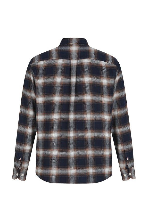 다크블루 컬러의 헤링본 조직 체크 셔츠입니다. 가을, 겨울 시즌에 적합하며, 캐주얼 스타일을 연출하기 좋습니다. 은은하게 짜여진 박체크 패턴과 부드러운 기모 소재로 포근한 착용감을 선사합니다. 레귤러핏과 차이나칼라 디자인으로 세련된 분위기를 더하며, 데일리룩, 데이트룩, 카페룩 등 다양한 TPO에 활용하기 좋습니다. 긴 소매 기장의 셔츠로, 캐주얼, 클래식, 미니멀 스타일을 즐겨 입는 남성분들께 추천합니다.
