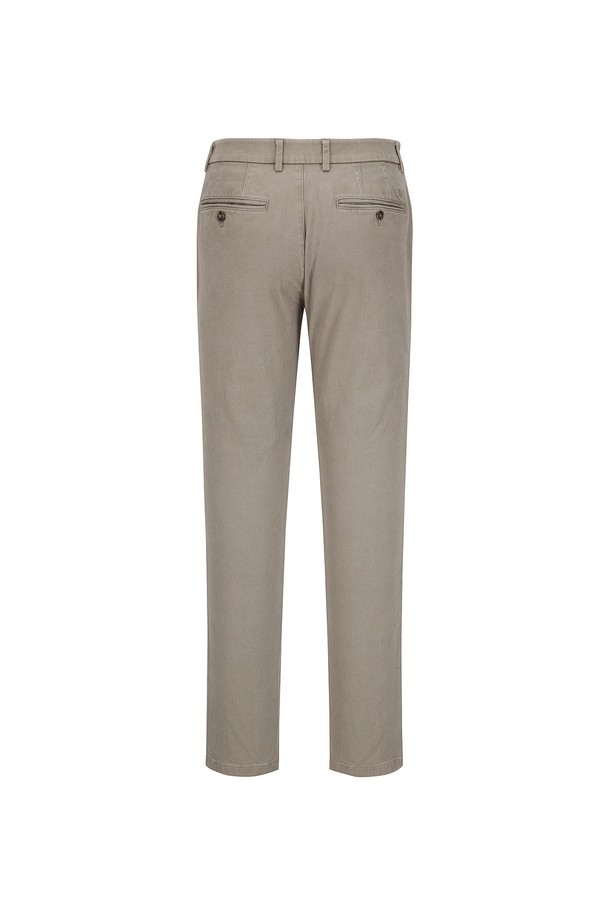 코튼 스트레치 카치온워싱 치노 팬츠 베이지 (AM0FBPC35153)는 부드러운 촉감과 슬림핏으로 편안함과 스타일을 동시에 잡은 남성용 치노 팬츠입니다. 면과 스판덱스 혼방의 스트레치 소재에 카치온워싱 및 바이오워싱 가공을 더하여 뛰어난 착용감과 내구성을 자랑합니다. 봄, 여름, 가을 시즌에 활용하기 좋으며, 베이직하고 캐주얼한 스타일로 데이트룩, 카페룩 등 다양한 TPO에 매치하기 좋습니다. 무지 디자인에 긴 기장으로 미니멀하고 클래식한 분위기를 연출하며, 어떤 상의와도 손쉽게 코디할 수 있습니다.
