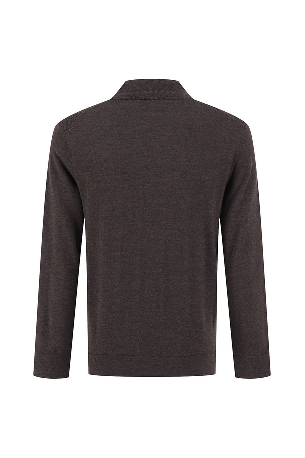 울 100% 앞판 조직 하프 터틀 니트 D/브라운 (AM0FTST40258)는 가을과 겨울, 출근룩과 비즈니스 캐주얼에 적합한 남성용 니트입니다. 다크브라운 색상의 레귤러핏으로, 베이직하고 클래식한 분위기를 연출합니다. 하프넥 터틀넥 디자인으로 보온성을 높였으며, 부드러운 촉감의 두꺼운 울 소재를 사용하여 고급스러움을 더했습니다. 미니멀한 스타일을 선호하는 분들께 추천하며, 긴 소매 기장과 무지 패턴으로 다양한 하의와 매치하기 용이합니다.

