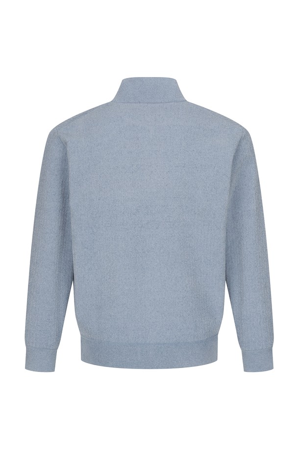 부드러운 셔닐 소재와 융본딩 안감으로 따뜻함을 더한 남성용 셔닐 융본딩 반짚업 니트입니다. 베이직한 디자인에 레귤러 핏으로 제작되어 출근룩이나 비즈니스 캐주얼 스타일에도 잘 어울립니다. 가을, 겨울 시즌에 활용하기 좋으며, 클래식, 미니멀, 캐주얼 등 다양한 스타일을 연출할 수 있습니다. 블루 컬러와 긴 소매, 반짚업 네크라인이 특징이며, 무지 패턴으로 깔끔함을 더했습니다. AM0FTSE45141 제품으로, 편안한 착용감을 선사합니다.
