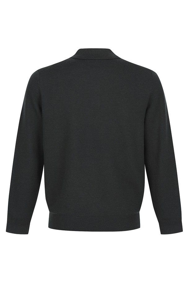 울 100% 앞판 조직 티에리 니트 그린 (AM0FTSY40222)은 가을과 겨울, 당신의 스타일을 책임질 남성용 폴로넥 니트입니다. 베이직하고 클래식한 무드를 살린 레귤러핏 디자인으로, 출근룩, 비즈니스 캐주얼, 모임룩 등 다양한 TPO에 활용할 수 있습니다. 부드러운 촉감의 울 100% 소재로 제작되어 따뜻함과 편안함을 동시에 선사하며, 두꺼운 두께감으로 겨울철에도 든든하게 착용 가능합니다. 긴 소매와 무지 패턴이 어떠한 스타일에도 잘 어울리는 미니멀하고 클래식한 매력을 더합니다.
