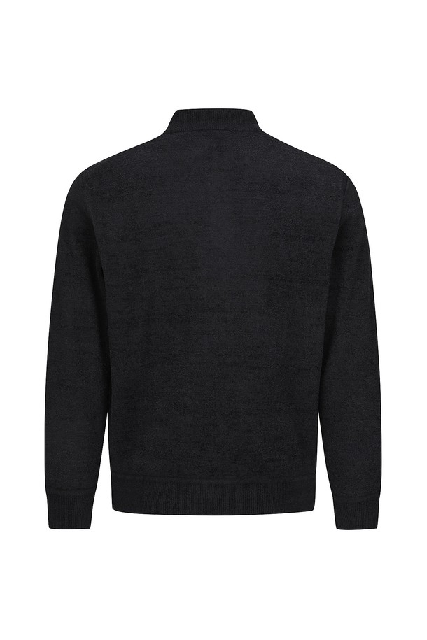 **융본딩 부클 반짚업 니트 차콜 (AMSFTSE40138)**는 부드러운 부클 소재로 제작되어 포근한 착용감을 선사합니다. 차콜 컬러의 무지 디자인에 레귤러 핏, 하프넥, 긴 소매 기장으로 베이직하면서도 캐주얼한 스타일을 연출합니다. 안감 융본딩 처리와 두꺼운 두께감으로 가을, 겨울철 따뜻하게 입을 수 있으며, 출근룩과 모임룩에 활용하기 좋습니다. 반집업 디테일로 포인트를 더해 캐주얼, 클래식, 미니멀 스타일을 모두 소화할 수 있는 활용도 높은 니트입니다.
