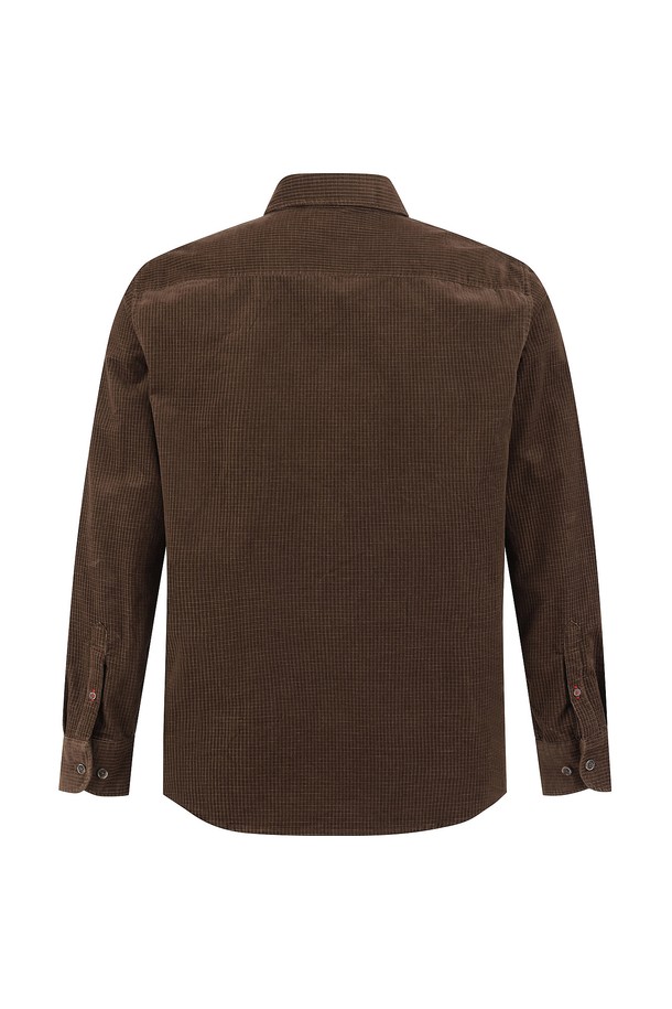 **투톤 코듀로이 스트레치 셔츠 브라운 (AM0FTWB45157)**

가을과 겨울, 당신의 품격을 더해줄 남성용 투톤 코듀로이 셔츠입니다. 부드러운 촉감의 코듀로이 소재에 스트레치 기능이 더해져 편안한 착용감을 선사합니다. 차이나칼라와 레귤러핏 디자인으로 제작되었으며, 캐주얼, 클래식, 미니멀 스타일을 소화하기 좋습니다. 출근룩 또는 비즈니스 캐주얼로 활용하여 세련된 분위기를 연출해보세요. 톤 다운된 브라운 컬러가 어떤 스타일에도 은은하게 녹아듭니다.
