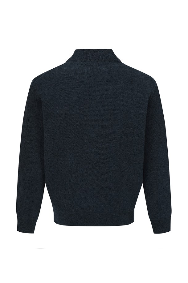 다크 그린 컬러의 융본딩 셔닐 풀짚업 가디건 (AMSFTSC40123)입니다. 부드러운 셔닐 소재에 융본딩 안감을 더해 보온성을 높였으며, 두꺼운 두께감으로 가을, 겨울 시즌에 따뜻하게 착용하기 좋습니다. 하이넥 디자인과 레귤러핏으로 제작되어 베이직하면서도 클래식, 미니멀, 캐주얼 스타일을 모두 소화할 수 있습니다. 지퍼 여밈 방식으로 편안하게 착용 가능하며, 출근룩이나 데이트룩 등 다양한 TPO에 활용할 수 있습니다. 긴소매 기장으로 어떤 스타일에도 잘 어울리는 활용도 높은 아이템입니다.
