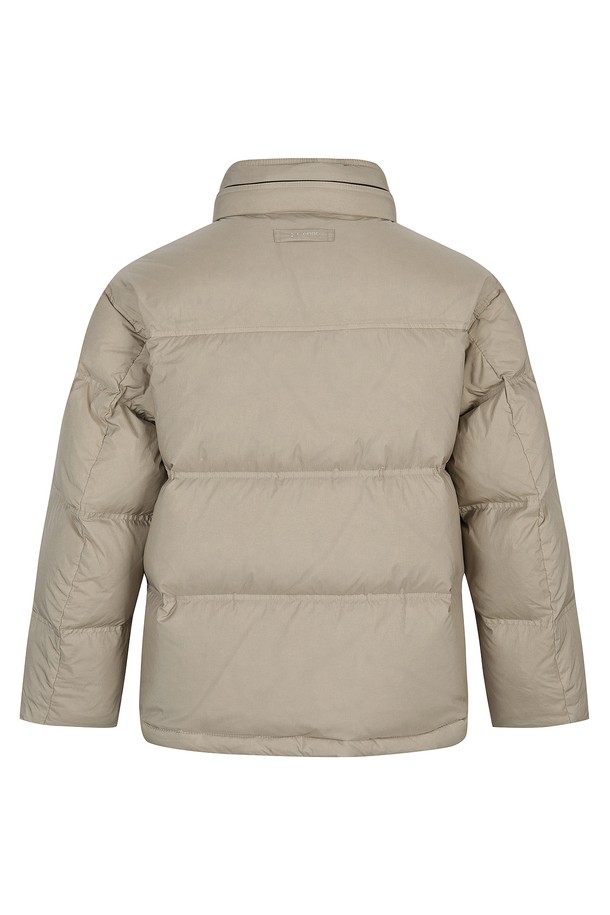 "퀼팅 아카이브테크 점퍼 L/베이지 (AM0FOAO45151)"는 캐주얼, 미니멀, 클래식 스타일을 아우르는 남성용 퀼팅 점퍼입니다. 립스탑 소재에 두꺼운 두께감으로 보온성을 높였으며, 가벼운 촉감으로 편안한 착용감을 제공합니다. 레귤러 기장의 오버핏 디자인으로, 버튼 여밈 방식과 긴 소매가 특징입니다. 내장된 바람막이 후드와 머스코비 다운 충전재로 방풍 기능과 보온성을 극대화하여 겨울철에도 따뜻하게 착용할 수 있습니다. 베이지 컬러의 퀼팅 디테일이 돋보이는 데일리 아우터입니다.
