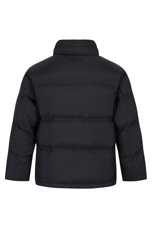 **퀼팅 아카이브테크 점퍼 차콜 (AM0FOAO45138)**는 겨울철 남성 캐주얼 스타일을 위한 필수 아이템입니다. 립스탑 소재를 사용하여 가볍지만 두꺼운 두께감으로 뛰어난 보온성을 제공하며, 머스크비 다운 충전재가 내장되어 더욱 따뜻합니다. 차콜 컬러의 오버핏 디자인에 퀼팅 패턴이 돋보이며, 버튼 여밈 방식으로 편안하게 착용할 수 있습니다. 방풍 기능과 내장된 바람막이 후드로 변덕스러운 날씨에도 끄떡없으며, 일상생활에서 미니멀, 고프코어 스타일을 연출하기 좋습니다.
