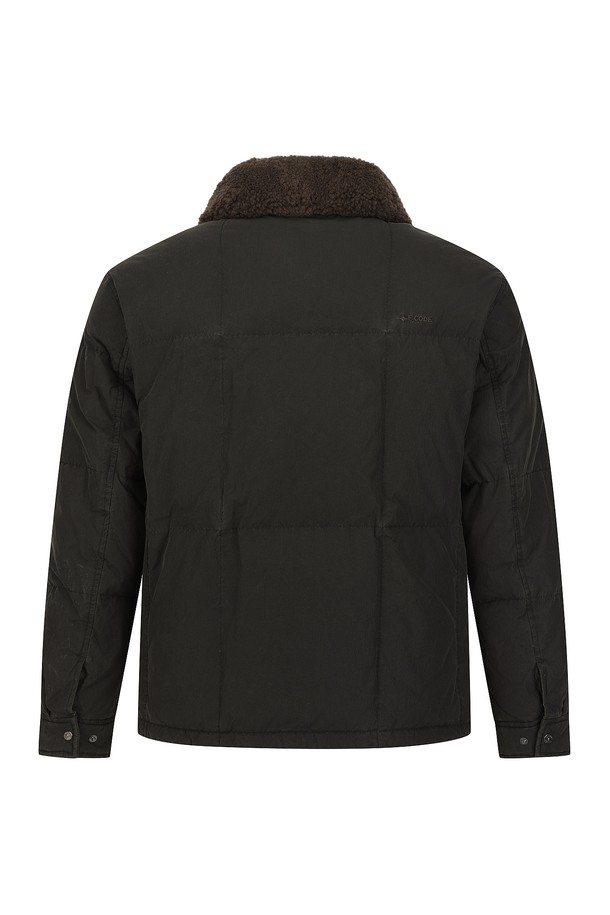 피그 왁스 워싱 다운 점퍼 차콜 (AM0FOJO45238)은 남성용 다운 점퍼입니다. 캐주얼 및 미니멀 스타일을 지향하며, 겨울철 일상과 출근룩에 적합합니다. 톤 다운된 차콜 컬러에 워싱 가공과 크랙 텍스처를 더해 빈티지한 멋을 살렸습니다. 두꺼운 두께감과 오버핏으로 제작되어 보온성을 높였으며, 집업 스타일로 간편하게 착용 가능합니다. 나일론 소재와 패딩 안감으로 제작되어 편안한 착용감을 제공합니다.
