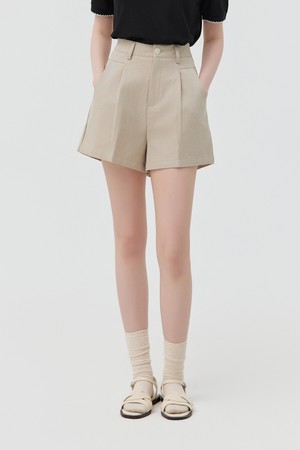 A-Line One-Tuck Shorts_BEIGE_BEIGE-a