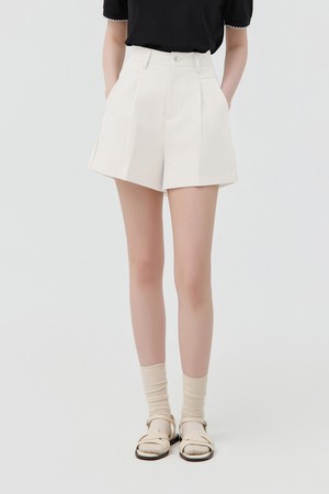 A-Line One-Tuck Shorts_IVORY