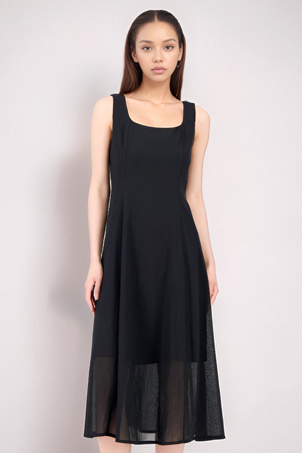 **[25 summer] Sleeveless Sheer Dress _Black**는 부드러운 면과 폴리에스테르 혼방 소재로 제작되어 얇고 시원한 착용감을 선사하는 여성용 민소매 시스루 드레스입니다. 블랙과 아이보리 두 가지 색상으로 출시되었으며, 미니멀한 디자인에 스퀘어넥과 프린세스 라인 절개 디테일, 드레이프성이 더해져 오피스와 데일리룩 모두 활용 가능합니다. 루즈핏으로 편안하게 착용 가능하며, 안감이 있어 비침 걱정 없이 자신 있게 스타일을 연출할 수 있습니다.
