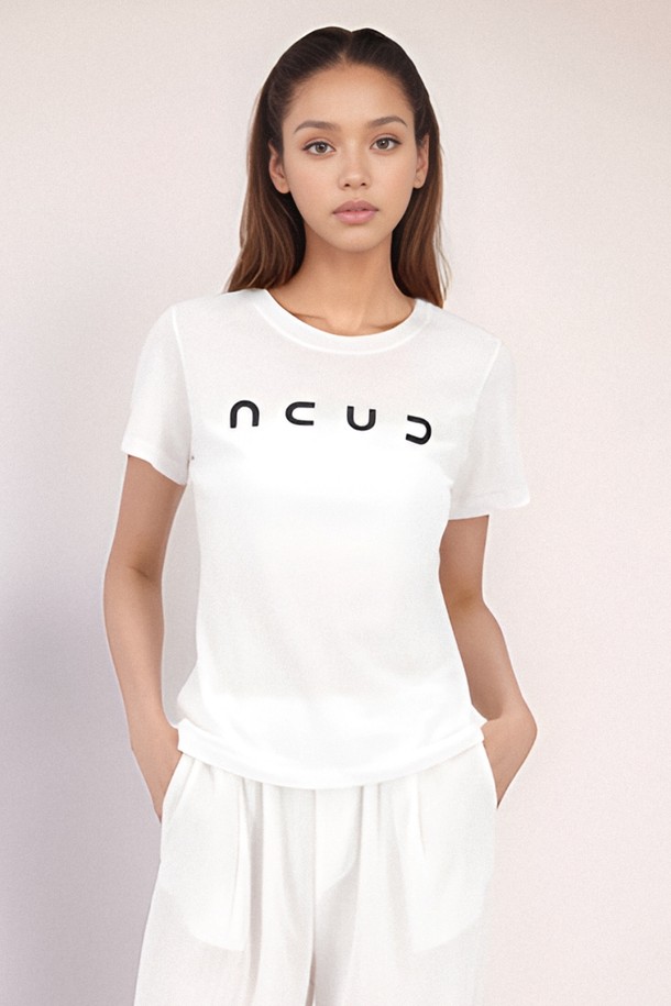 [25 썸머] 로고 반팔 티셔츠 _화이트는 데일리, 캐주얼 스타일에 적합한 여성 반팔 티셔츠입니다. 봄, 여름, 가을, 겨울 계절에 맞춰 얇고 부드러운 면린넨 혼방 소재로 제작되어 편안한 착용감을 선사합니다. 라운드넥, 베이직핏, 반소매 기장으로 미니멀하고 베이직한 스타일을 연출하며, 로고 프린트 디테일이 특징입니다. 동네 마실룩이나 카페룩에 자연스럽게 어울리며, 부분 비침이 있을 수 있습니다. 신축성은 적습니다.
