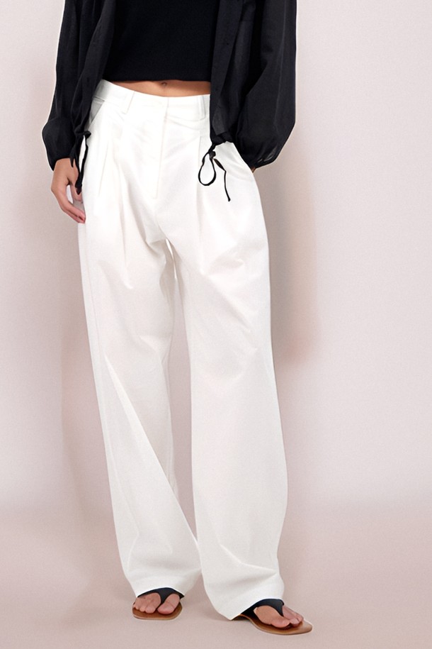 [25 summer] Double Pintuck Slacks _White는 여름 시즌 여성용으로 출시된 슬랙스입니다. 얇은 두께감의 화이트 컬러 긴 기장 와이드 핏 바지로, 미니멀하고 베이직한 스타일을 연출합니다. 핀턱 디테일이 돋보이는 루즈핏 디자인으로 편안하면서도 세련된 룩을 완성합니다.
