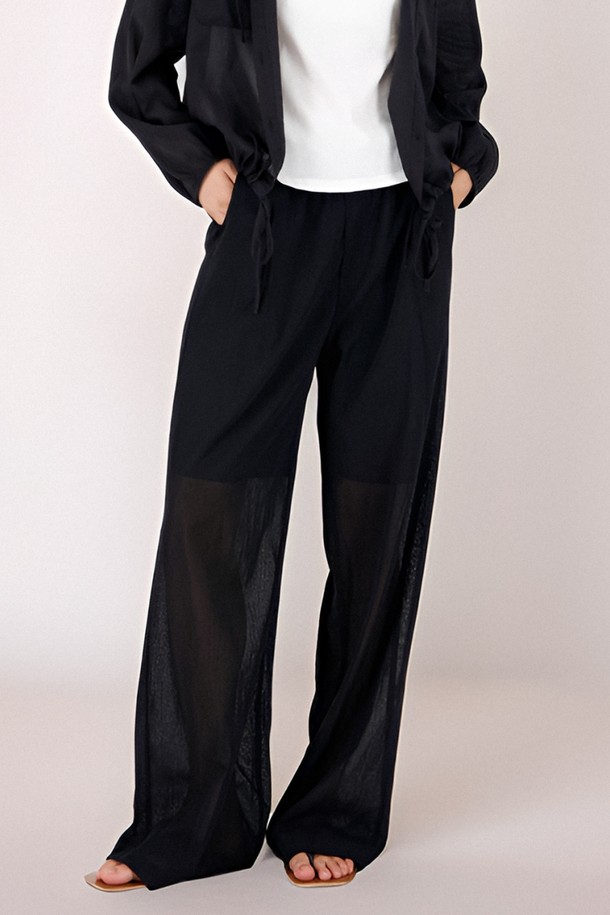 [25 summer] Sheer Bending Slacks _Black은 부드러운 촉감과 가벼운 소재의 여성용 슬랙스로, 봄, 여름, 가을, 겨울 계절에 모두 착용 가능합니다. 블랙과 화이트 두 가지 색상으로 출시되었으며, 릴렉스 핏, 와이드 디자인에 허리 전체 밴딩, 더블 플리츠 디테일로 편안하면서도 모던한 스타일을 연출합니다. 얇고 반투명한 면, 폴리에스테르 혼방 소재로 제작되어 신축성이 뛰어나 활동성을 높여줍니다.
