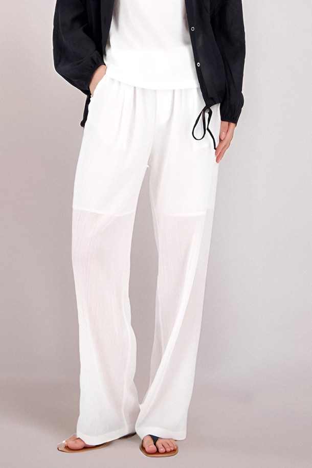 [25 summer] Sheer Bending Slacks _White는 여성용 슬랙스로, 시원하고 부드러운 면과 폴리에스테르 혼방 소재로 제작되어 봄, 여름, 가을에 착용하기 좋습니다. 루즈핏의 긴 기장, 얇은 두께, 플로잉 실루엣이 우아한 분위기를 연출하며, 반투명 시스루 소재와 더블 플리츠 디테일이 특징입니다. 허리 밴딩으로 편안하게 착용 가능하며, 통기성이 뛰어나고 신축성이 좋아 활동성을 보장합니다.
