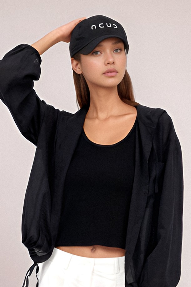 [25 썸머] 로고 스트링 볼캡 _블랙은 캐주얼, 미니멀, 시티보이 스타일을 위한 모자입니다. 블랙, 화이트, 베이지, 블루 4가지 색상으로 출시되었으며, 가볍고 부드러운 폴리에스테르 소재로 제작되어 사계절 내내 착용 가능합니다. 챙 넓이 6.5cm, 모자 깊이 12cm이며, FREE 사이즈로 54-58cm 둘레 조절이 가능합니다. 자수 로고와 메탈 스토퍼, 스트링 디자인이 특징이며, 일상 및 산책룩에 적합합니다.
