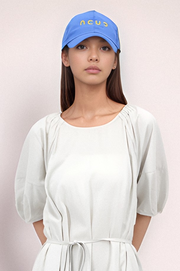 [25 썸머] 로고 스트링 볼캡 _블루는 캐주얼, 미니멀, 시티보이 스타일을 즐기는 모든 분께 어울리는 모자입니다. 산책룩, 여행룩에 매치하기 좋은 제품으로, 시원한 블루 컬러가 돋보입니다. 폴리에스테르 소재로 제작되어 가볍고 부드러운 촉감을 자랑하며, 모자 깊이 12cm, 챙 넓이 6.5cm입니다. 로고 자수와 메탈 스토퍼, 스트링 조절 디테일이 디자인의 포인트를 더하며, FREE 사이즈로 제작되어 54-58cm 둘레에 맞춰 착용 가능합니다.
