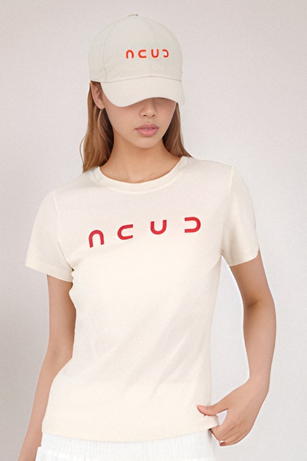 [25 썸머] 로고 스트링 볼 캡 _베이지는 캐주얼, 미니멀, 스트리트 스타일을 즐기는 분들을 위한 모자입니다. 폴리에스테르 소재로 제작되어 부드러운 촉감을 자랑하며, 얇은 두께로 봄, 여름, 가을, 겨울 사계절 내내 착용하기 좋습니다. 베이지, 블랙, 화이트, 블루 4가지 색상으로 출시되었으며, 챙 넓이 6.5cm, 모자 깊이 12cm, FREE 사이즈(54-58cm)로 제작되어 편안한 착용감을 제공합니다. 로고 자수와 스트링, 메탈 스토퍼 디테일이 돋보이며, 사이즈 조절과 통기성 기능을 갖춰 동네 마실룩, 산책룩에 안성맞춤입니다. 경량 디자인으로 가볍게 착용할 수 있습니다.
