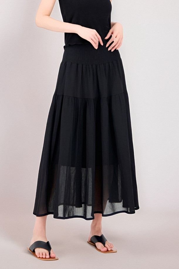 [25 summer] Sheer Bending Flare Skirt _Black은 시폰 소재로 제작된 여성용 롱 플레어 스커트입니다. 얇고 부드러운 촉감의 블랙 컬러 무지 디자인으로, 페미닌한 스타일을 연출하며 루즈핏과 쉬어한 특징이 여름철 시원하게 착용하기 좋습니다. 허리 밴딩 디테일이 편안한 착용감을 선사합니다.
