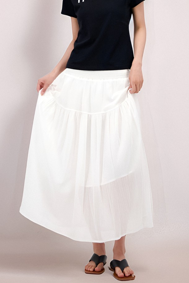 [25 summer] Sheer Bending Flare Skirt _White는 부드러운 촉감의 면과 폴리에스테르 혼방 소재로 제작된 여성용 플레어 스커트입니다. 허리 스모킹 밴딩과 시스루 시어 소재, 부분 비침 디자인이 특징이며, 루즈핏으로 편안하게 착용 가능합니다. 봄, 여름, 가을, 겨울 모든 계절에 활용할 수 있는 베이직하고 우아한 스타일의 화이트, 블랙 두 가지 색상으로 만나보세요.
