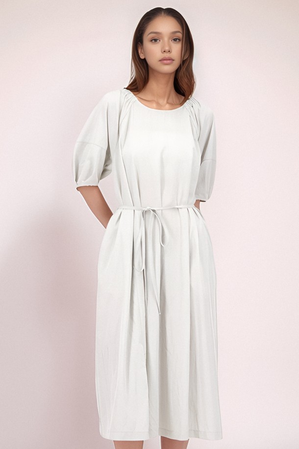 [25 summer] 벌룬 소매 스트랩 원피스 _L.Grey는 캐주얼하고 베이직한 스타일의 여성 여름 원피스입니다. 라이트 그레이 색상의 A라인 플레어 스커트 디자인으로, 얇은 두께감과 라운드넥, 반소매 기장이 특징입니다. 벌룬 소매와 스트랩, 플리츠 디테일이 더해져 여성스러운 분위기를 연출하며, 루즈핏으로 편안하게 착용할 수 있습니다.
