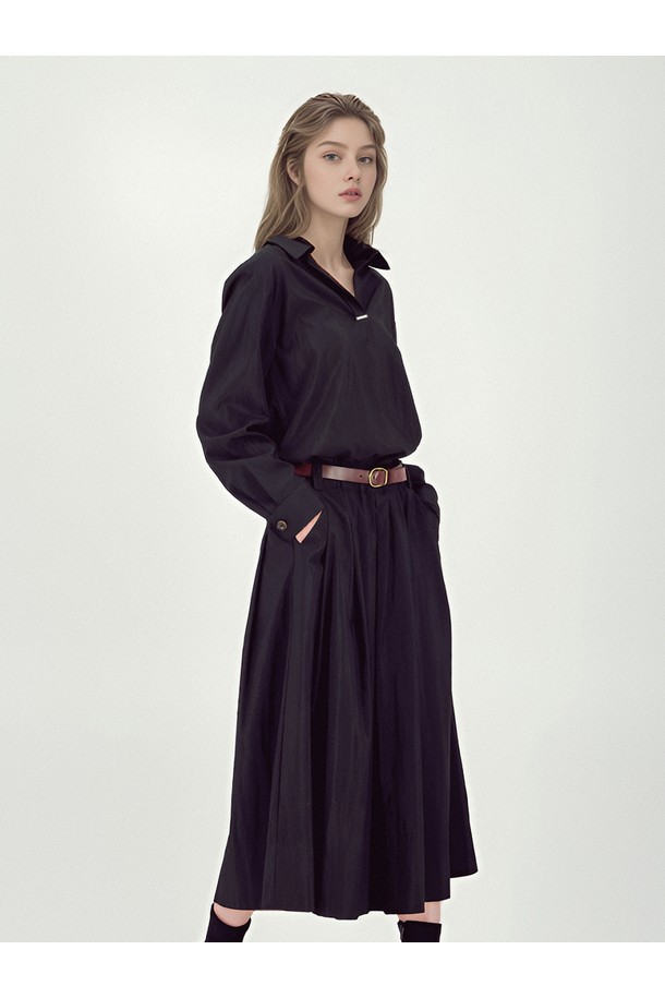 [25FW] 글로시 세트업 투피스 _블랙은 미니멀하고 모던한 스타일의 여성 의류입니다. 가을에 어울리는 얇은 두께감과 부드러운 촉감의 레이온, 나일론, 폴리에스테르 혼방 소재로 제작되었습니다. 광택감 있는 코팅 소재가 특징이며, 릴랙스 핏의 상의와 세미 플레어 실루엣의 하의로 구성된 투피스 세트입니다. 라운드넥 디자인에 긴 소매와 소매 포켓 디테일, 메달 로고 장식이 더해져 세련된 포인트를 더했습니다. 데이트룩, 모임룩, 오피스룩 등 다양한 TPO에 활용 가능한 클래식하고 시크한 아이템입니다.
