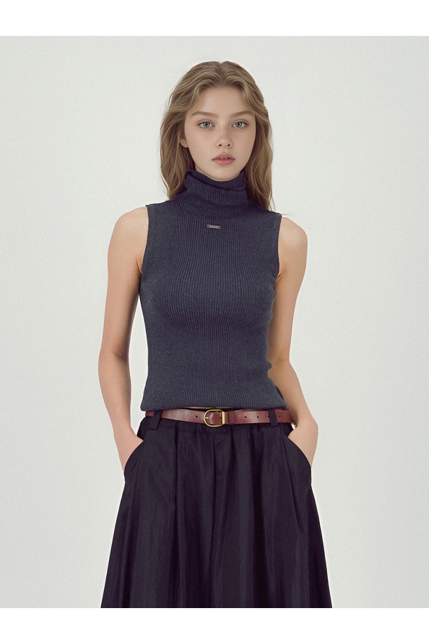 [25FW] 립드 슬리브리스 니트 (차콜)는 미니멀하고 베이직한 스타일의 여성 상의입니다. 레이온, 아크릴, 폴리에스터, 울 혼방 소재로 제작되어 부드러운 촉감과 신축성을 제공하며 사계절 활용이 가능합니다. 하이넥 디자인에 슬림핏으로, 고밀도 골지 조직과 깔끔한 넥 라인이 특징입니다. 투웨이 착용이 가능한 민소매 디자인으로, 데일리웨어 또는 이너웨어로 활용하기 좋습니다.
