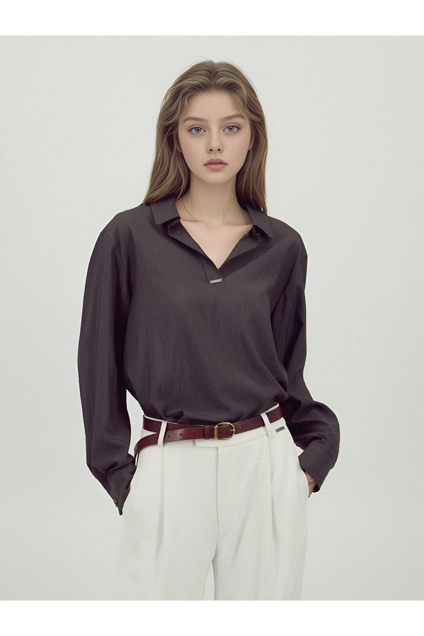 [25FW] 글로시 셔츠 블라우스 _다크 브라운은 여성 의류로, 가을과 겨울에 어울리는 얇은 두께의 긴소매 블라우스입니다. 부드러운 촉감의 폴리에스테르 소재로 제작되었으며, 미니멀하고 베이직한 스타일을 연출합니다. 다크 브라운 컬러의 무지 디자인에 광택감이 더해져 고급스러운 분위기를 자아내며, 브이넥 라인과 루즈핏으로 편안한 착용감을 선사합니다. 출근룩과 겨울 데일리룩에 활용하기 좋으며, 미니멀, 클래식, 캐주얼 등 다양한 스타일로 연출할 수 있습니다.
